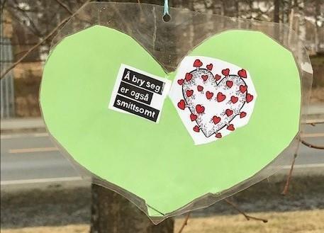 Bilde av et hjerte med teksten Å bry seg er smittsomt