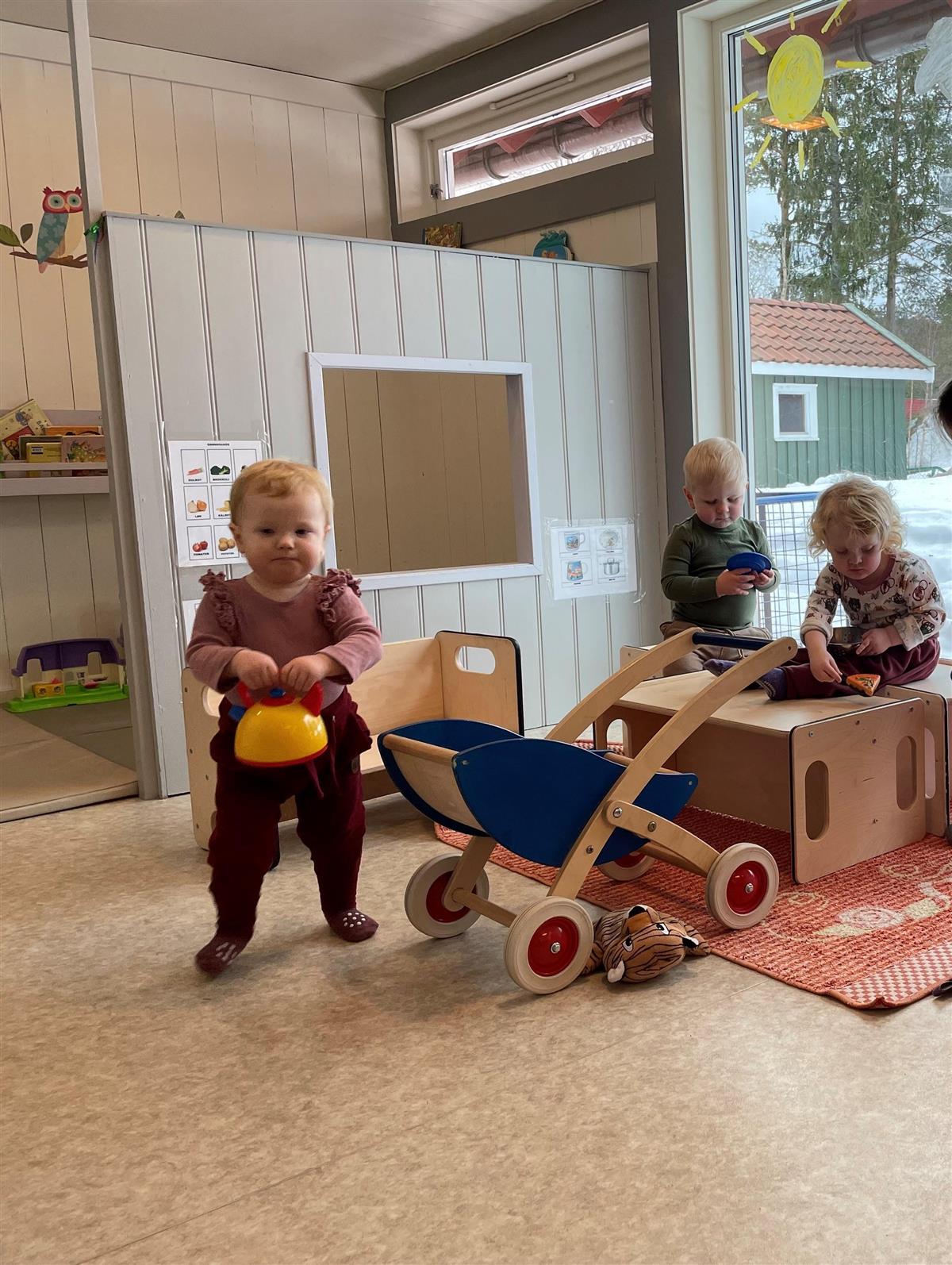 Tre små barn som leker - Klikk for stort bilde