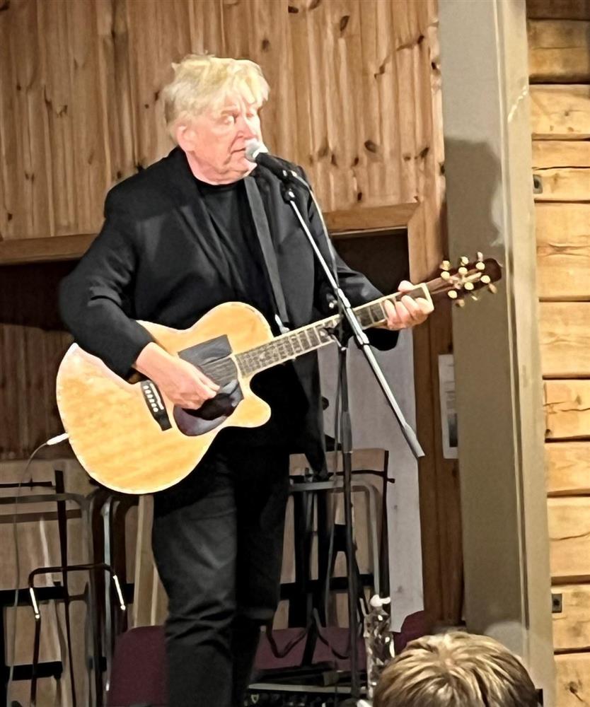 Jørn Hoel med musikalsk innslag - Klikk for stort bilde
